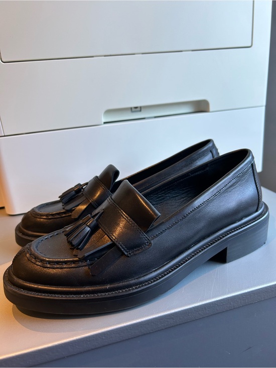 Wishbone Shoes - Women’s Leather Wishbone Black Tassel Loafers Size 8.5